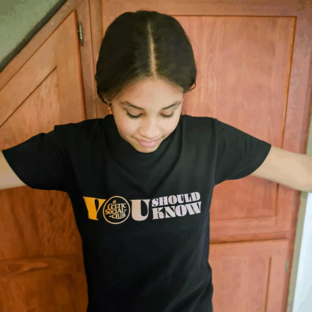 Affiche les couleurs du nouvel album de The Celtic Social Club avec ce T-shirt 100 % coton, confortable et imprimé en haute qualité. Un incontournable pour les fans du groupe !