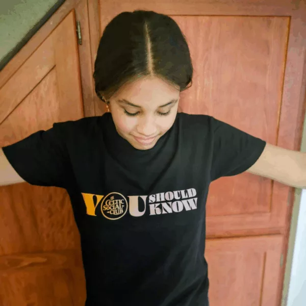 Affiche les couleurs du nouvel album de The Celtic Social Club avec ce T-shirt 100 % coton, confortable et imprimé en haute qualité. Un incontournable pour les fans du groupe !