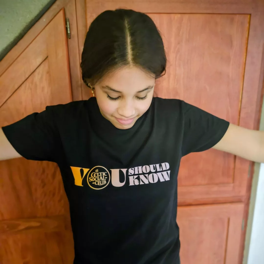 Affiche les couleurs du nouvel album de The Celtic Social Club avec ce T-shirt 100 % coton, confortable et imprimé en haute qualité. Un incontournable pour les fans du groupe !