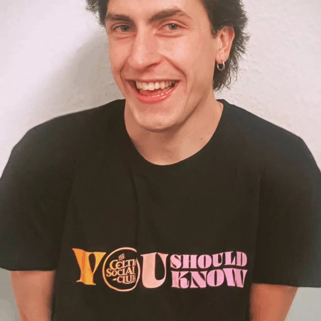 Affiche les couleurs du nouvel album de The Celtic Social Club avec ce T-shirt 100 % coton, confortable et imprimé en haute qualité. Un incontournable pour les fans du groupe !