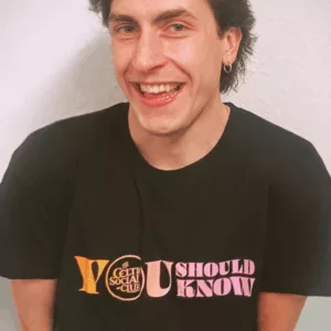 Affiche les couleurs du nouvel album de The Celtic Social Club avec ce T-shirt 100 % coton, confortable et imprimé en haute qualité. Un incontournable pour les fans du groupe !