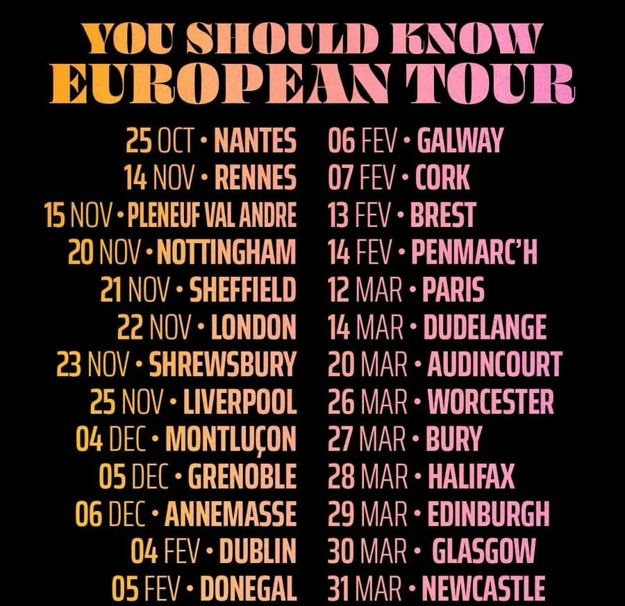 Après seulement quatre premiers concerts — dont deux déjà sold out — le YouShouldKnowTour part « sur les chapeaux de roue ». Portés par cette mise en route française ultra-tonique, on change de décor. Direction le Shuttle, cette machine à glisser d’un pays à l’autre, pour traverser la Manche et attaquer une série de cinq concerts en Angleterre.